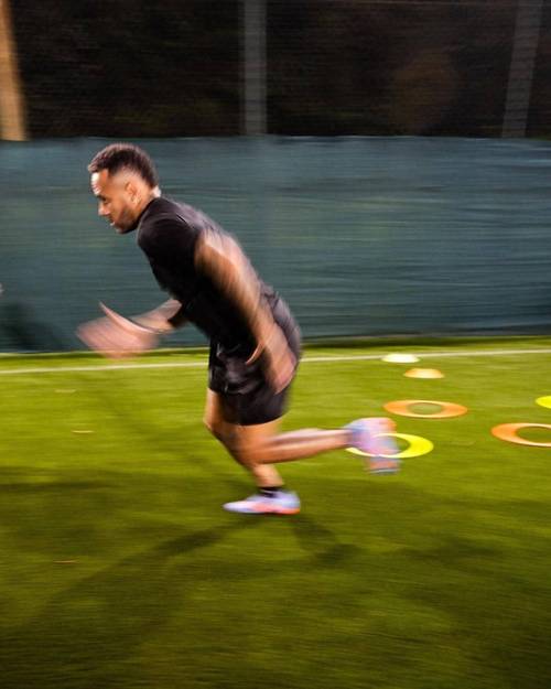 为复出努力!内马尔社媒晒出力量训练照:保持喜乐与信心🙏