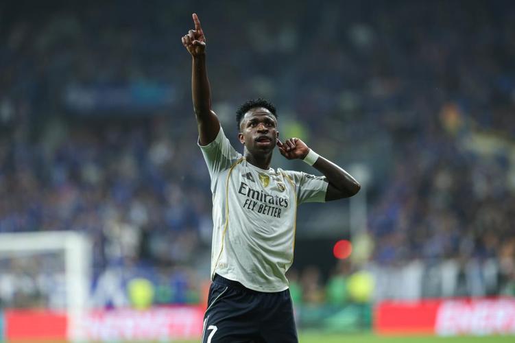 一切对标姆巴佩!西媒:维尼修斯要求3000万欧年薪+近1亿欧签字费