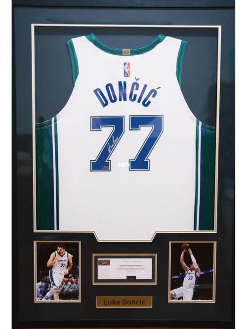 发福利啦！湖人官方晒昨日训练后东契奇向全队赠送签名球鞋