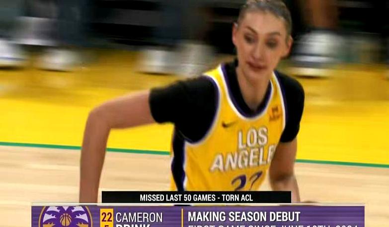 看看我的🐑女友！阿德巴约观战WNBA 一屁股坐在准岳父母中间