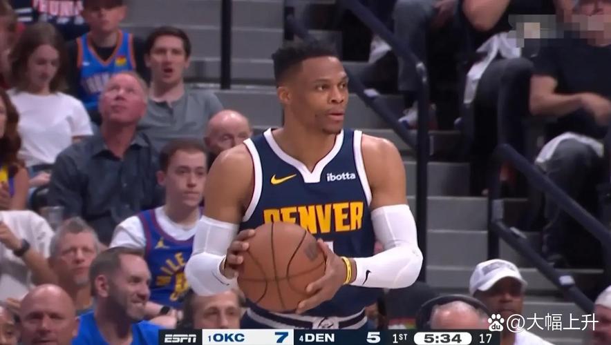 掘记:布鲁斯-布朗曾收到湖人太阳等多队报价 最终选择底薪回掘金