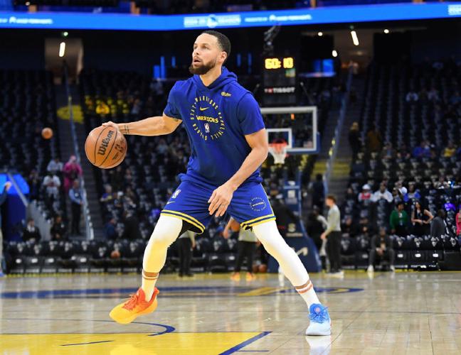 库里：巴特勒把训练赛提升到了新高度 他在攻防两端掌控着比赛