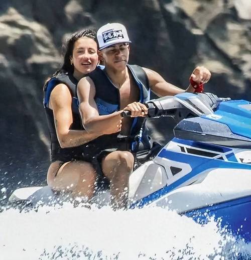 翱翔蓝天，亚马尔女友晒两人乘直升飞机游玩视频