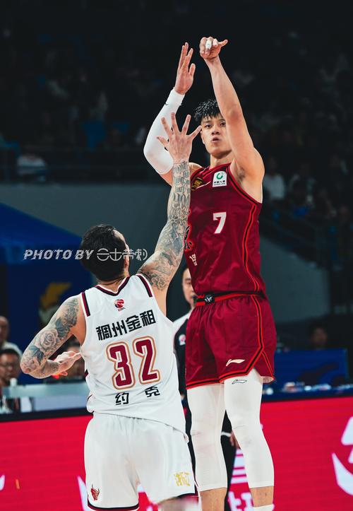 媒体人:教练没布置让曾凡博投篮的战术 小曾还需时间去适应比赛