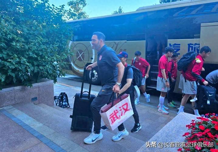 唱响助威歌的亚泰少年生日圆梦 亚泰将士为其庆生送祝福