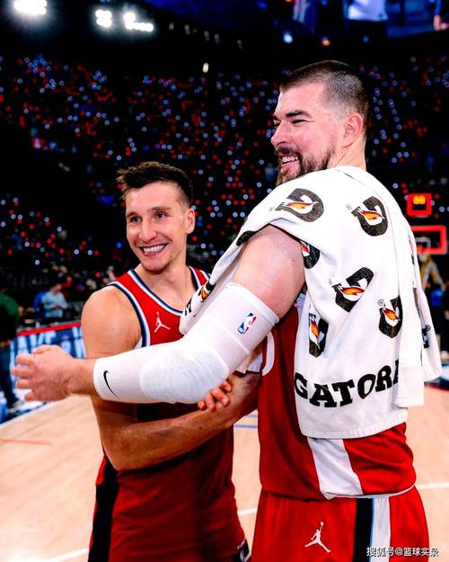 灯泡组合!祖巴茨:比尔在太阳时没控卫 这里有最佳控卫中的两个