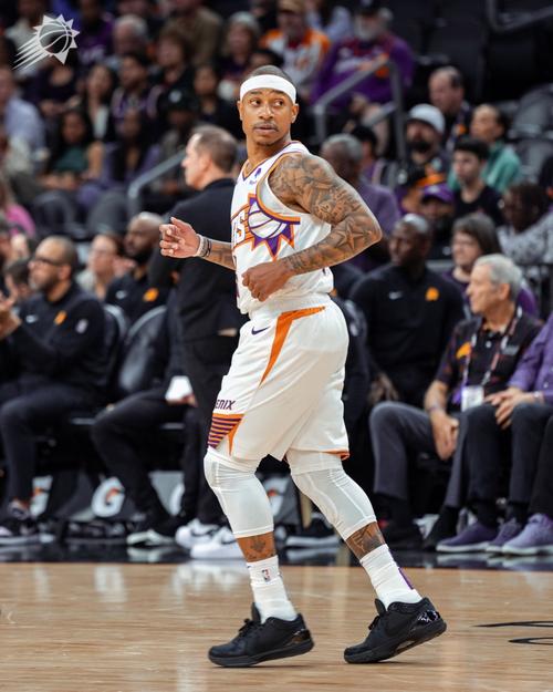 这个柔和手感！托马斯突破超级高抛 越过马卢阿奇掉入篮筐！