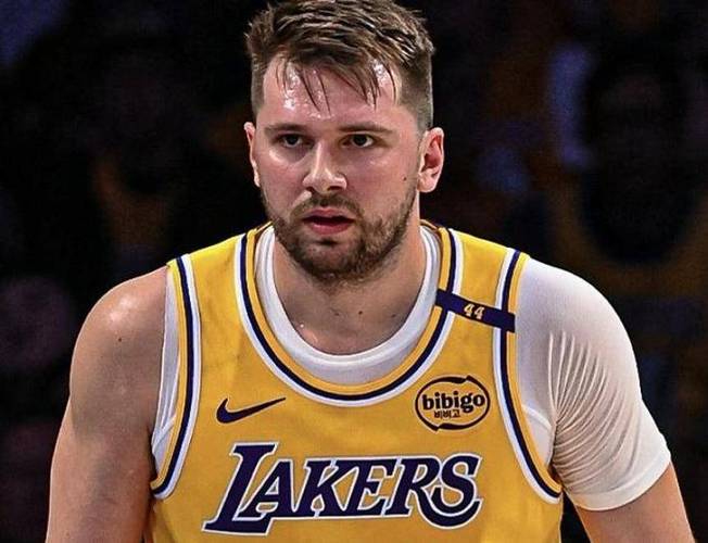 😑追梦赛中吐槽裁判：湖人罚球数19-0我勇 老詹&卢卡还都没打呢