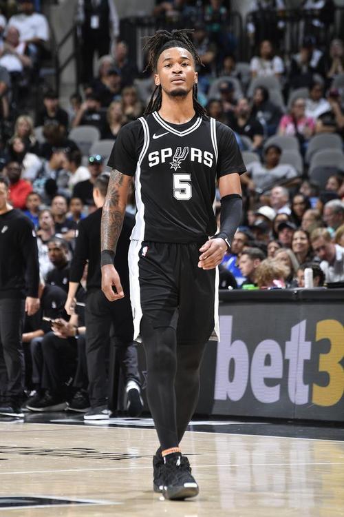 马刺新赛季宣告版球衣发布!卡斯尔上身展示 这款球衣颜值如何?