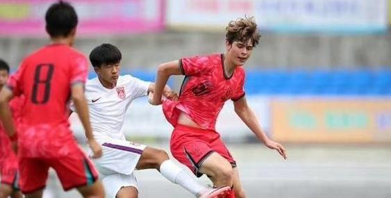 国足U16对朝鲜35分钟便出现体能透支情况，球队边路缺少传球手