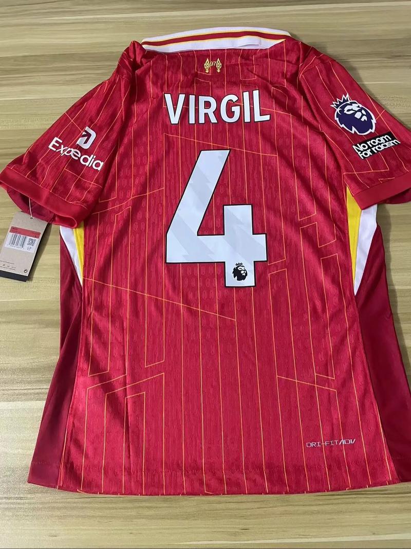 官方:曼联客战利物浦将穿白色客场球衣,是本赛季首次