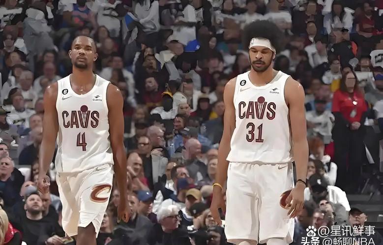 小贾巴里:联盟之前都打小球战术 现在好像又要回归双塔阵容了