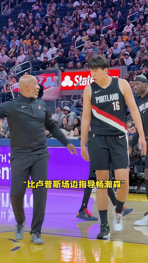 比卢普斯暂停时单独指导杨瀚森 一旁克林根这小表情亮了🤣