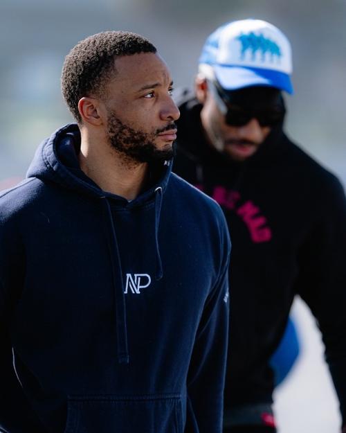 客战国王！快船晒登机照：小卡哈登穿卫衣亮相 科林斯耍酷