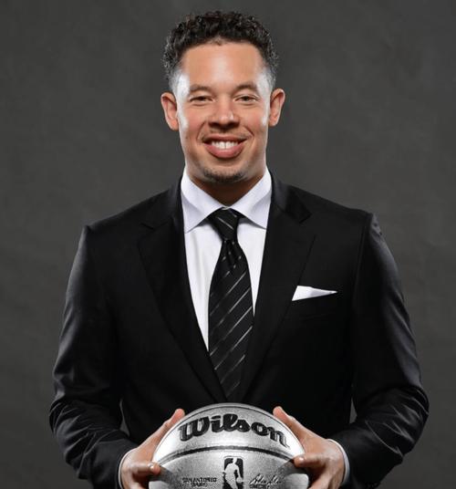 米奇-约翰逊谈文班身高之谜:我们都不确定 一切全都是猜测