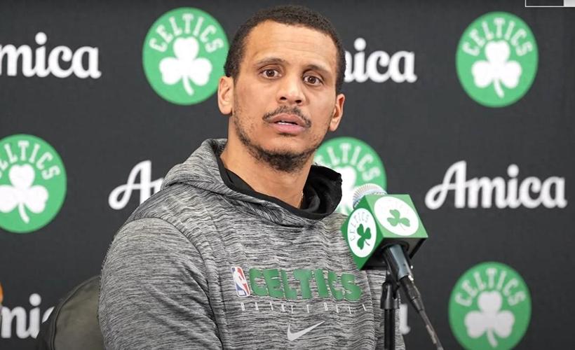 人干事？绿军教练57比4暴打记者队！哨响后马祖拉握拳庆祝🤣