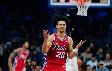 拇指韧带撕裂!麦凯恩:大概两周会复查 具体何时复出待定