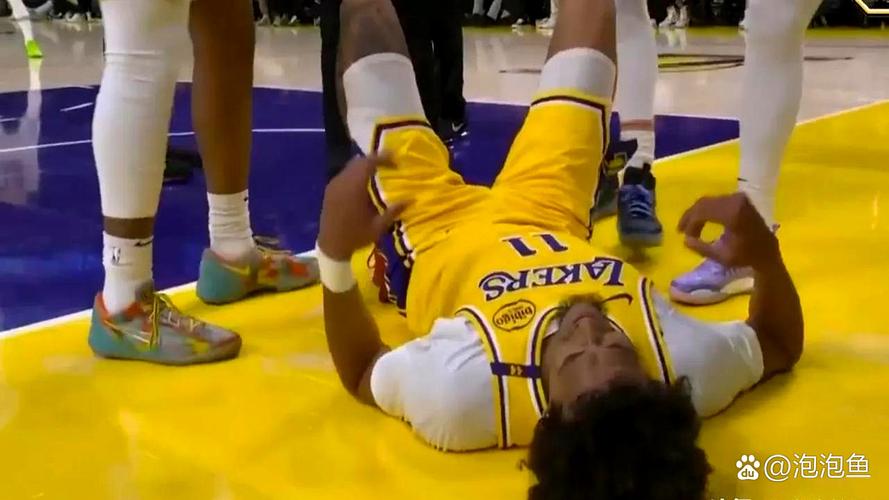 亨特撞到膝盖下半场没打!阿特金森:没必要冒这个风险