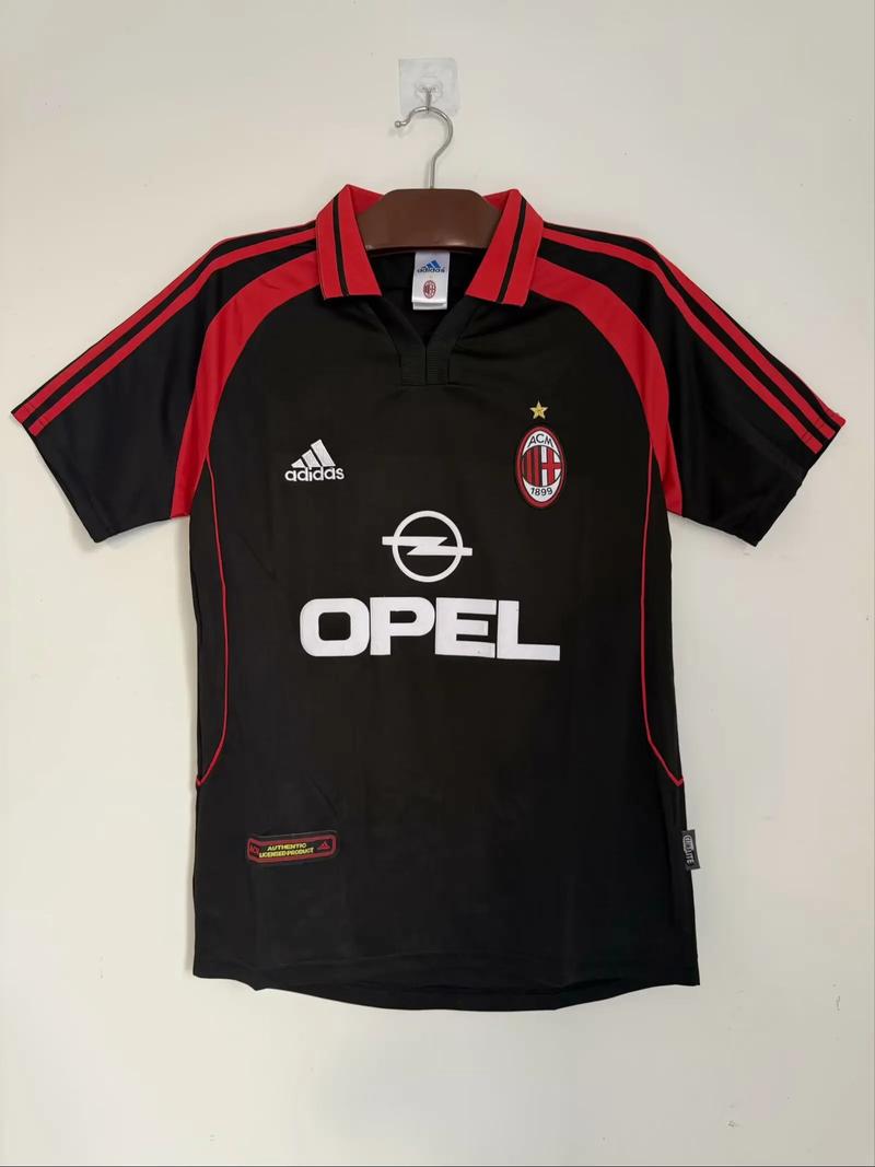 这身穿搭如何？赵丽娜穿米兰球衣搭配黑色短裙，上演emoji换装