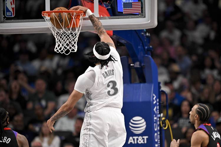 状态一般！浓眉半场8中3&三分3中0拿到8分7板 出现2失误