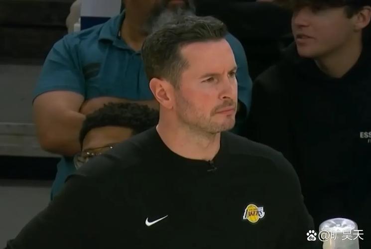 记者：在Shams报道播出前 雷迪克就欣喜表示詹姆斯的恢复进展良好