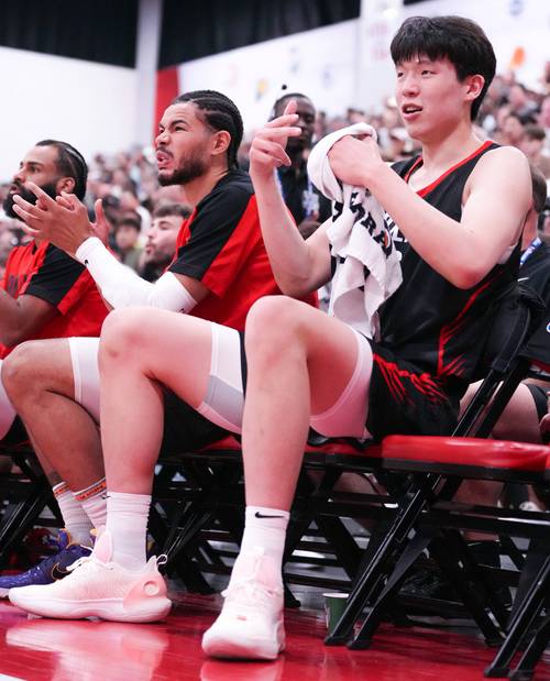 开拓者前往犹他客场登机照 杨瀚森依然背着粉色小书包