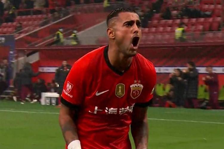 天秀！莱昂纳多面对门将出击外脚背吊射破门，海港2-1反超海牛