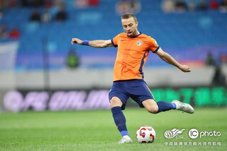 闪电扳平！李帅传中加布里埃尔头球破门，海港1-1扳平海牛