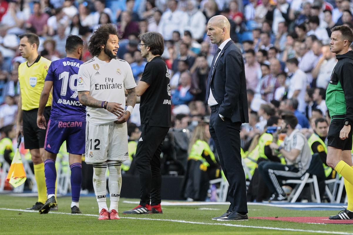 会整活！皮克在马德里街头问警察是皇马或马竞球迷，逗笑马塞洛