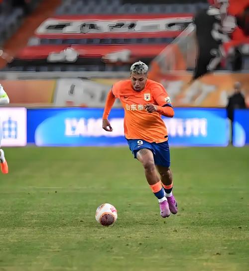 记者:泰山中场缺乏真正的传球手,禁区内的终结也并不理想