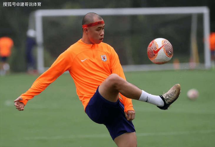 激情滑跪庆祝!黄政宇凌空弹射破门,收获泰山生涯第二球