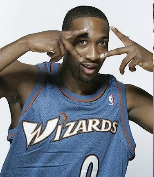 阿里纳斯:三球纹身太多无法做门面 即使老詹拍广告也要遮上纹身