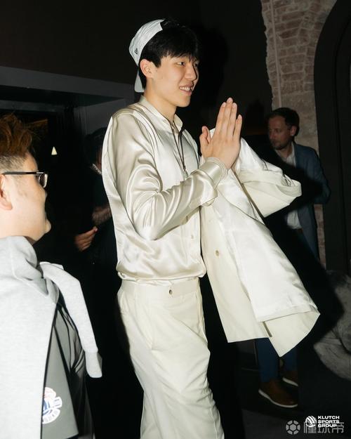 队记:杨瀚森成为偶像只是时间问题 他背后有庞大的粉丝群体