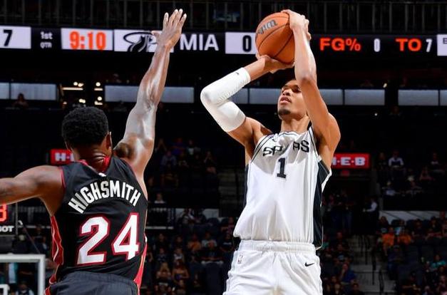 没法防！文班亚马单打运一步急停中投 防守人望球兴叹...