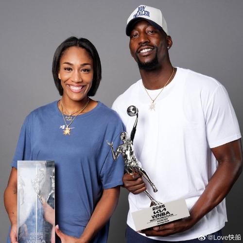 🧤四年三冠!阿贾戴无限手套参加夺冠游行 同年DPOY+MVP+FMVP!