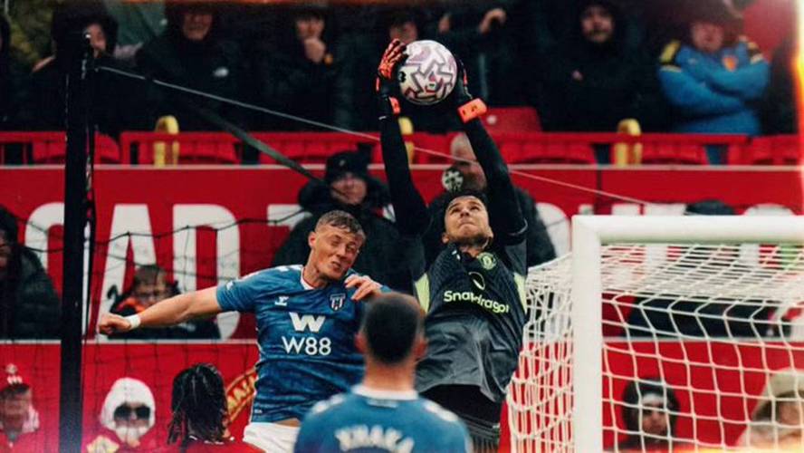 舒梅切尔赛后与拉门斯拥抱，祝贺曼联球员双红会取胜