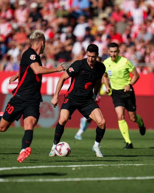 庆祝巴萨绝杀赫罗纳，亚马尔赛后与女友在房间里热舞