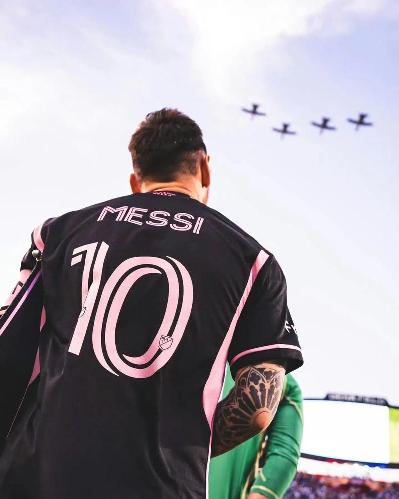 费迪南德:我最想采访的是梅西,他是如此出色,但我们并不了解他