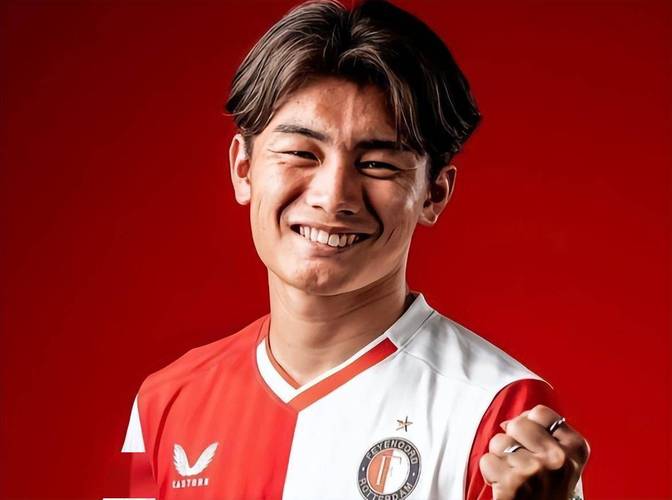 日本前锋上田绮世创纪录，费耶诺德21世纪第4位半场戴帽球员诞生