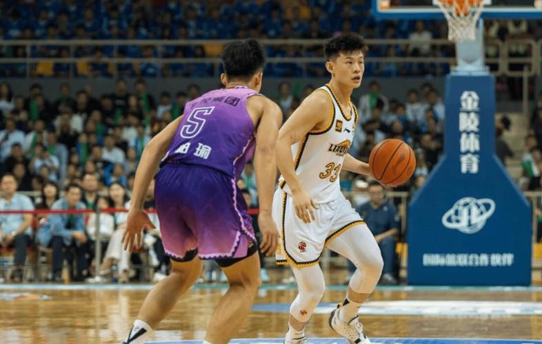 三战全胜！辽篮大胜结束丹东站热身赛 赛后按着王岚嵚喊加油