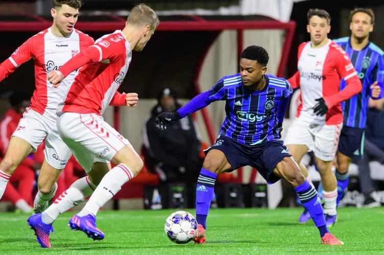 官方：德国裁判茨瓦尔将执法切尔西vs阿贾克斯