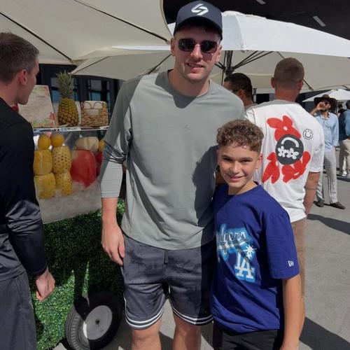 嫂子知道不?詹姆斯参加球队户外活动与三位美女合影还俏皮吐舌