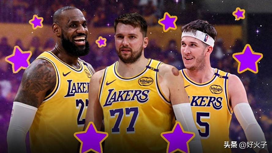 慈世平晒参加湖人亲子活动:感谢东契奇和詹姆斯与我孙女合影