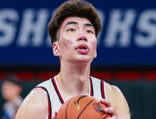 余嘉豪：西班牙联赛节奏很快 时间很短 所以容错率非常小