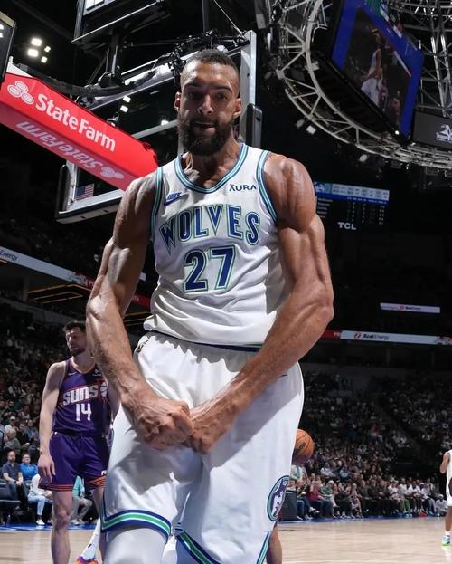 戈贝尔:通过团队的努力去争夺我的第五座DPOY 这是我的心态