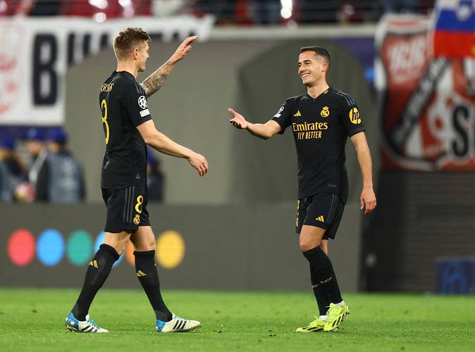 伯纳乌TIFO致敬巴斯克斯，球员社媒：永远心怀自豪和感激