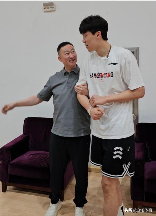 杨瀚森找了家30美刀的理发馆？刘维伟：我带剪子来的 我给你剪