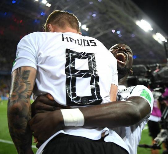 神相似！果阿后卫桑德什·西甘“撞脸”吕迪格，吧友们认为像吗？