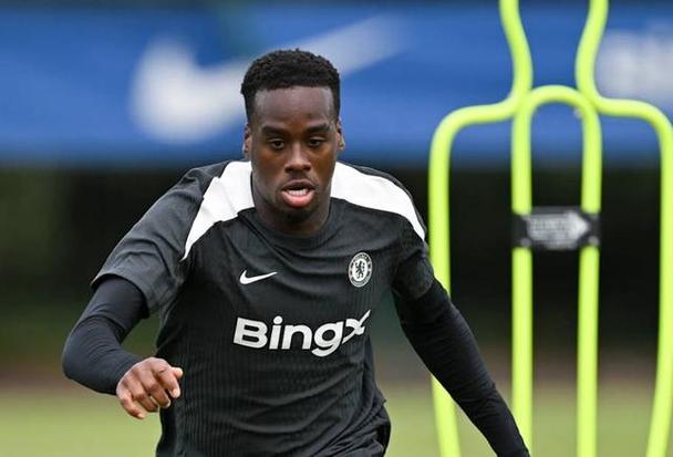 吉滕斯:在球场上要保持冷静不做傻事 我还在适应期会鞭策自己