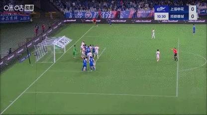 这演技...阿苏埃角球进攻中推搡，金珍洙反应1秒后捂脖子延迟倒地